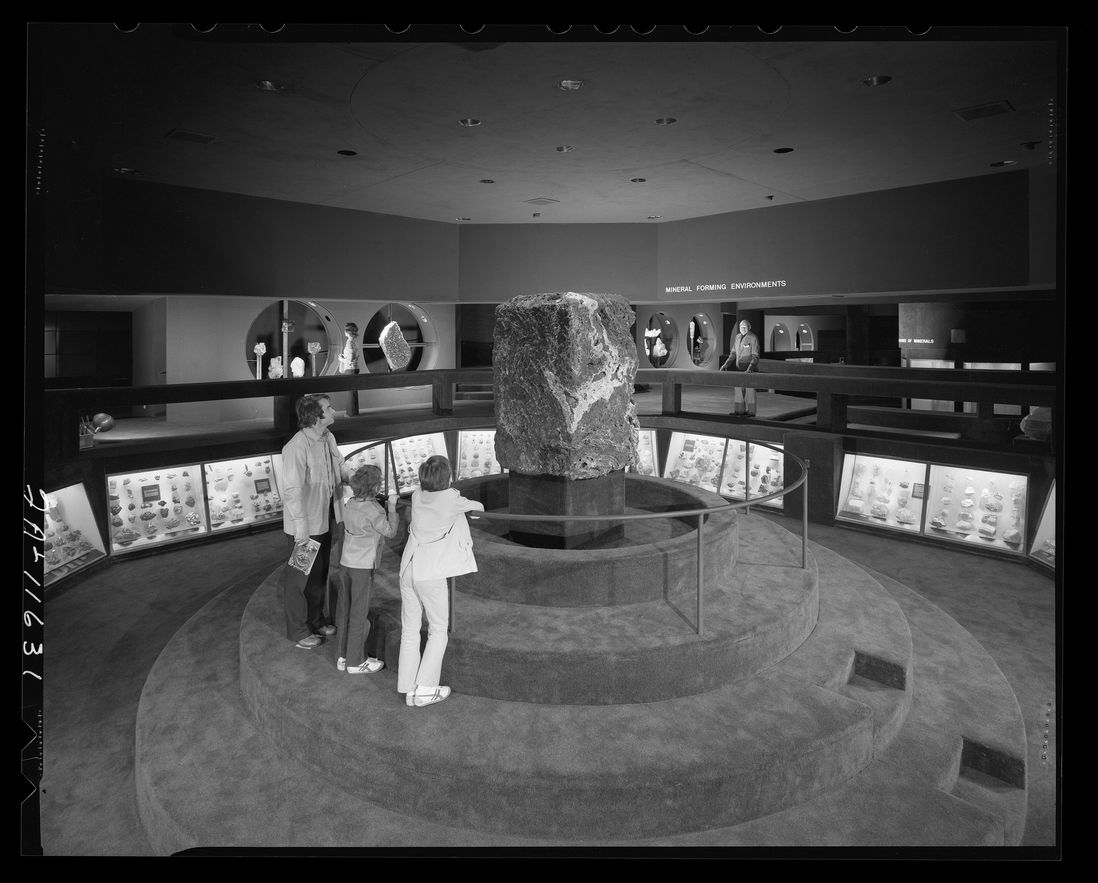 Visitors in Minerals Hall, 1976. (© AMNH Library)
